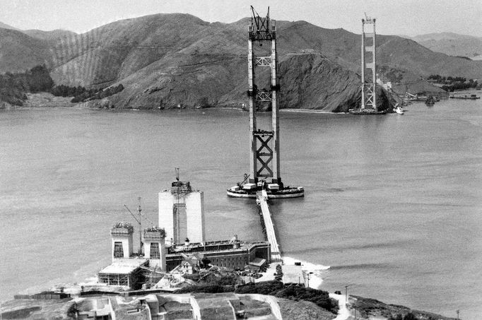 Výstavba visutého mostu Golden Gate Bridge u města San Francisco v Kalifornii v USA. Snímek z roku 1934.