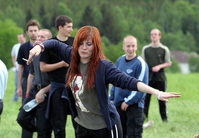 Na louce hrála hudba z jednoho sound systému, "technaře" představovali studenti Střední policejní školy v Praze-Hrdlořezích.