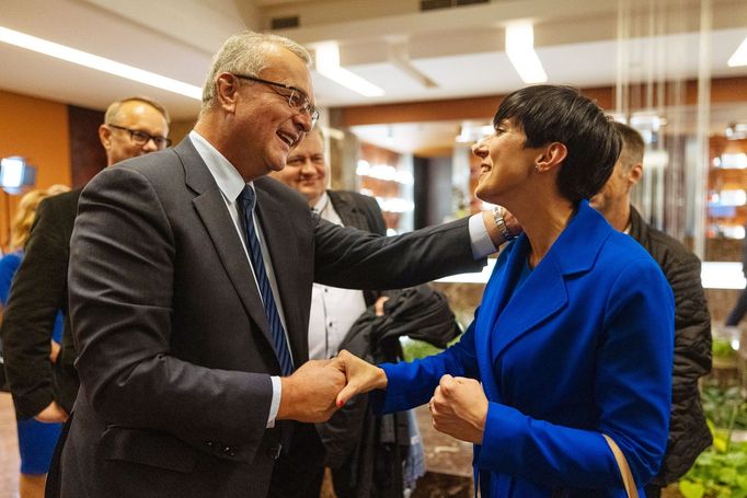 Miroslav Kalousek gratuluje k volebnímu úspěchu Markétě Pekarové Adamové. Záběr z volebního štábu koalice Spolu. Praha, 9. 10. 2021