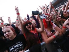 Diváci na koncertě skupiny Red Hot Chilli Peppers, který se konal na stadioně v pražském Edenu.