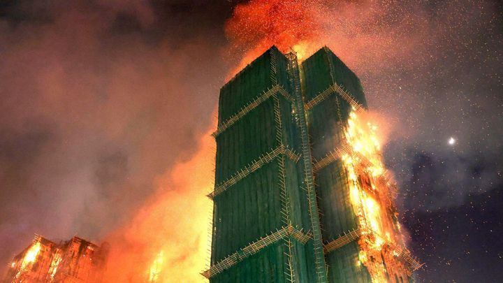 Při požáru věžáků v Hongkongu zemřelo 151 lidí, policie zadržela 13 podezřelých