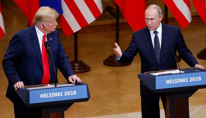 Donald Trump a Vladimir Putin se sešli na summitu v Helsinkách.