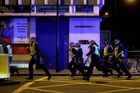Policie dostala hlášení o útoku osm minut po desáté hodině večer.