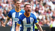 Alexis Mac Allister a Lewis Dunk z Brightonu slaví gól v zápase Premier League s West Hamem