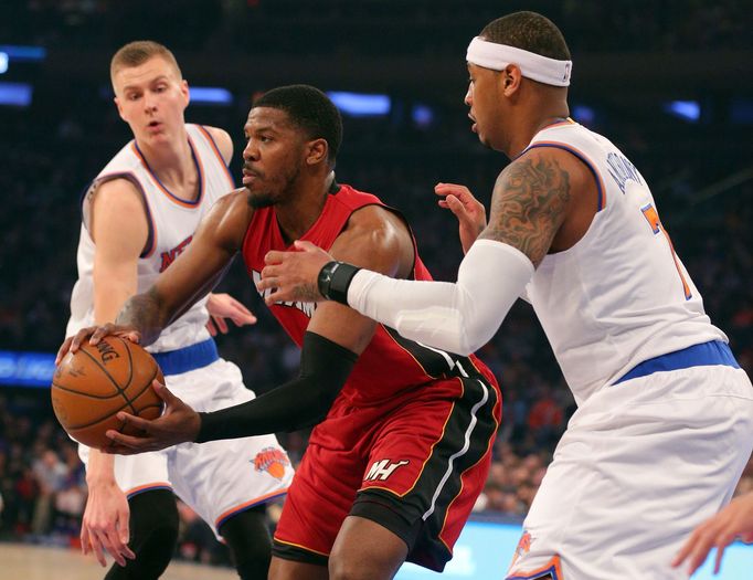 Miami Heat small forward Joe Johnson (2) passes the ball between New York Knicks power forward Kristaps Porzingis (6) and New York Knicks small forward Carmelo Anthony (7