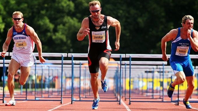 Tomáš Dvořák v běhu na 110 metrů překážek.