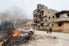 Bombové útoky v Libyi si vyžádaly 35 mrtvých. Teroristé cílili na mešitu i záchranáře