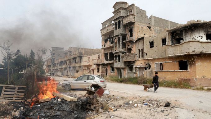 Libyjské město Benghází. Vojenské jednotky věrné východolibyjské vládě se tu střetly s islamisty. Ilustrační foto.