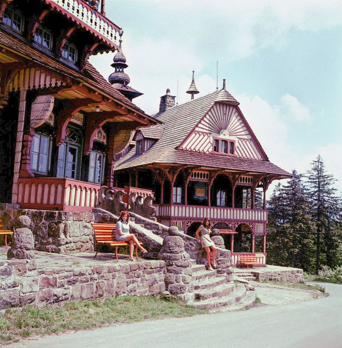 Staré valašské stavby Restaurace Libušín a Maměnka, Pustevny v Beskydech. Archivní snímek z roku 1969.