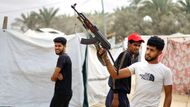 Palestinec oslavuje střelbou do vzduchu uzavřené příměří. Izraelská vláda schválila ve čtvrtek plán příměří v Gaze zprostředkovaný USA. Není však jasné, zda premiér Benjamin Netanjahu nařídil armádě zcela ukončit boje.