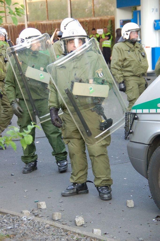 Radikální levice hlásá, že policie nemá na jejich demonstracích ,,co dělat". Na protest po nich proto v Německu často hází kameny.