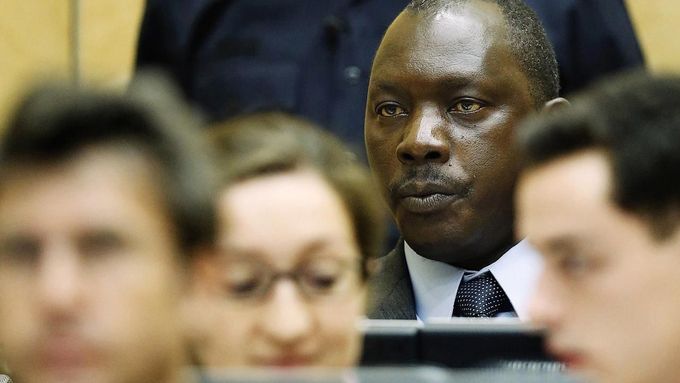 Bývalý velitel konžských milic Thomas Lubanga poslouchá verdikt tribunálu v Haagu.