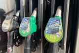 Prémiová paliva buď mohou mít složku do pěti procent, nebo také do deseti, ale v jejich případě jde o jinou biosložku, takzvanou ETBE, tedy etyl terc butyl éter, nikoli biolíh. Ten má být k palivové soustavě šetrnější.