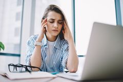 Stres, deprese, vyhoření. Proč se křehká generace Z ocitá tak rychle na hraně sil
