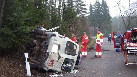 Náraz do traktoru zdemoloval dodávku, řidiče museli vystříhat
