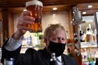Boris Johnson pije pivo při prvním uvolnění opatření