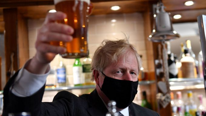 Boris Johnson pije pivo při prvním uvolnění opatření