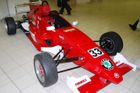 Uvnitř této Formule NF 1400 se skrývá motor ze Škody Fabia. U kolonky jezdec bylo napsáno: "Ty, pokud je ti 14 a více let."