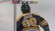 A v čase 1:16 se zaplněná bostonská aréna dočkala - Jaromír Jágr poprvé vstoupil na její led v dresu Bostonu Bruins.