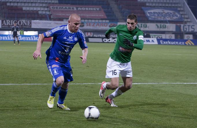 Fotbalista Olomouce Jan Schulmeister uniká s míčem před Janem Kovaříkem v utkání proti Jablonci v Gambrinus lize 2012/13.