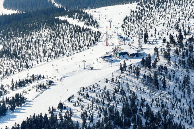 Krkonoše z výšky. Zimní snímky od Vrbatovy boudy až po Sněžku