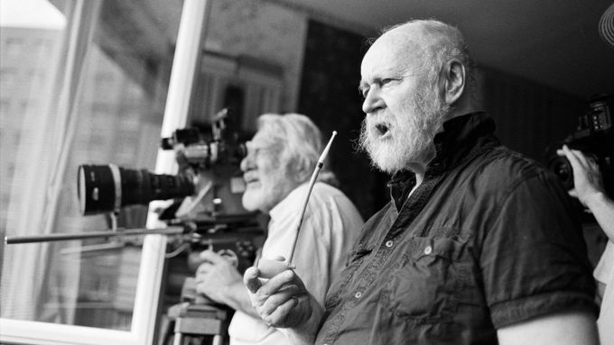 Karel Vachek (s dýmkou vpravo) s kameramanem Karlem Slachem při natáčení filmu Komunismus a síť aneb Konec zastupitelské demokracie.