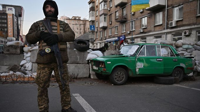 Člen domobrany na kontrolním stanovišti v Kyjevě.