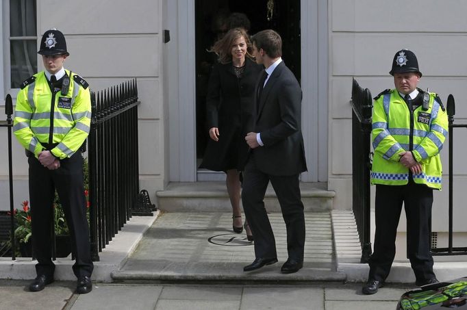 Se svojí babičkou se přišli v úzkém kruhu rodinném rozloučit i Amanda a Michael Thatcher. Na fotografie právě vychází z domu, který patřil Margaret Thatcherové.