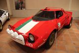 Na silničkách v knížectví i nad ním se jezdí i kultovní rallye Monte Carlo, takže ve sbírce nechybí ani řada rallyových speciálů. Na snímku vidíte Lancii Stratos HF z roku 1977 s šestiválcovým motorem 2,4 l, která zrychluje z 0 na 100 km/h během 4,6 l.