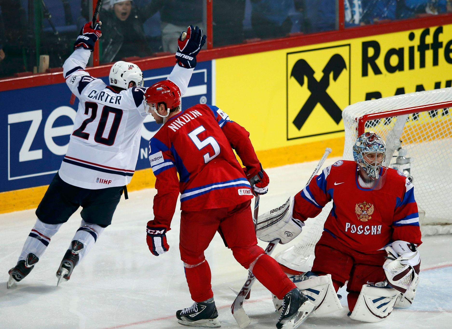 Hokej, MS 2013, USA - Rusko: Ryan Carter slaví gól