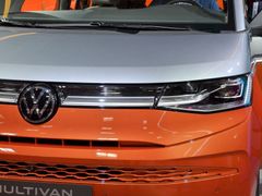 Přední světla propojená skleněnou plochou a svítící linkou odpovídají současnému designovému směru VW.