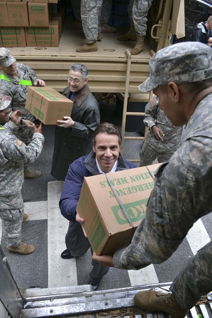 New York Governor Andrew Cuomo (2nd R) and Assembly Speaker Sheldon Silver work with New York Army National Guard Soldiers of the 1st Battalion 69th Infantry at the Lexington Avenue Armory to load emergency food supplies for distribution to New York City residents in this November 1, 2012 handout photo. The governor deployed more than 2,800 New York National Guard Soldiers and Airmen to respond to the damage caused by Hurricane Sandy. REUTERS/NY National Guard/Handout (UNITED STATES - Tags: DISASTER ENVIRONMENT) THIS IMAGE HAS BEEN SUPPLIED BY A THIRD PARTY. IT IS DISTRIBUTED, EXACTLY AS RECEIVED BY REUTERS, AS A SERVICE TO CLIENTS. FOR EDITORIAL USE ONLY. NOT FOR SALE FOR MARKETING OR ADVERTISING CAMPAIGNS Published: Lis. 2, 2012, 2:13 dop.