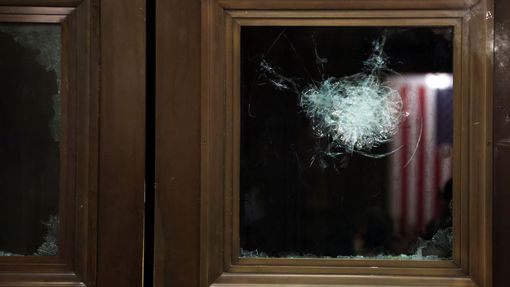 Rozbité okno jako jeden z následků vniknutí Trumpových stoupenců do budovy Kapitolu.