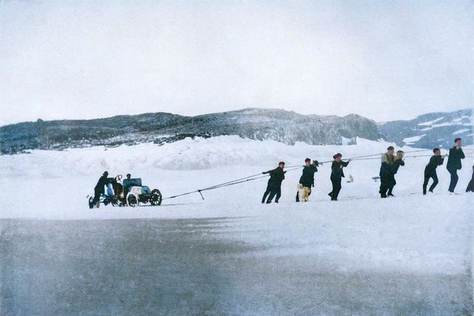 Speciálně upravený vůz, který Ernest Shackleton použil ke zřízení dvou zásobovacích skladů, cca rok 1908 či 1909. Kolorováno