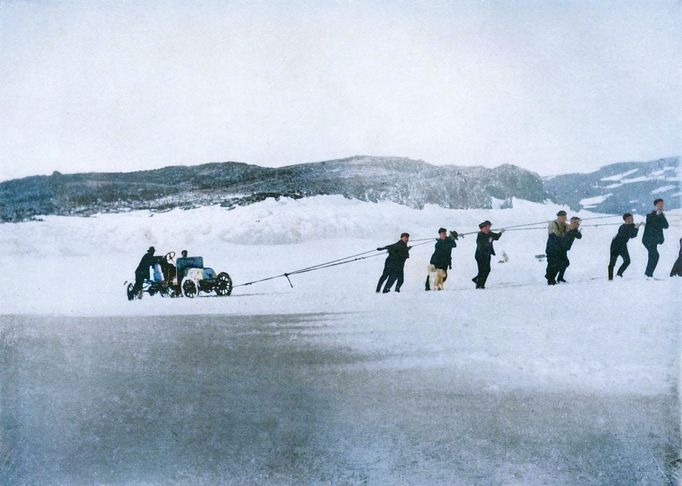 Speciálně upravený vůz, který Ernest Shackleton použil ke zřízení dvou zásobovacích skladů, cca rok 1908 či 1909. Kolorováno