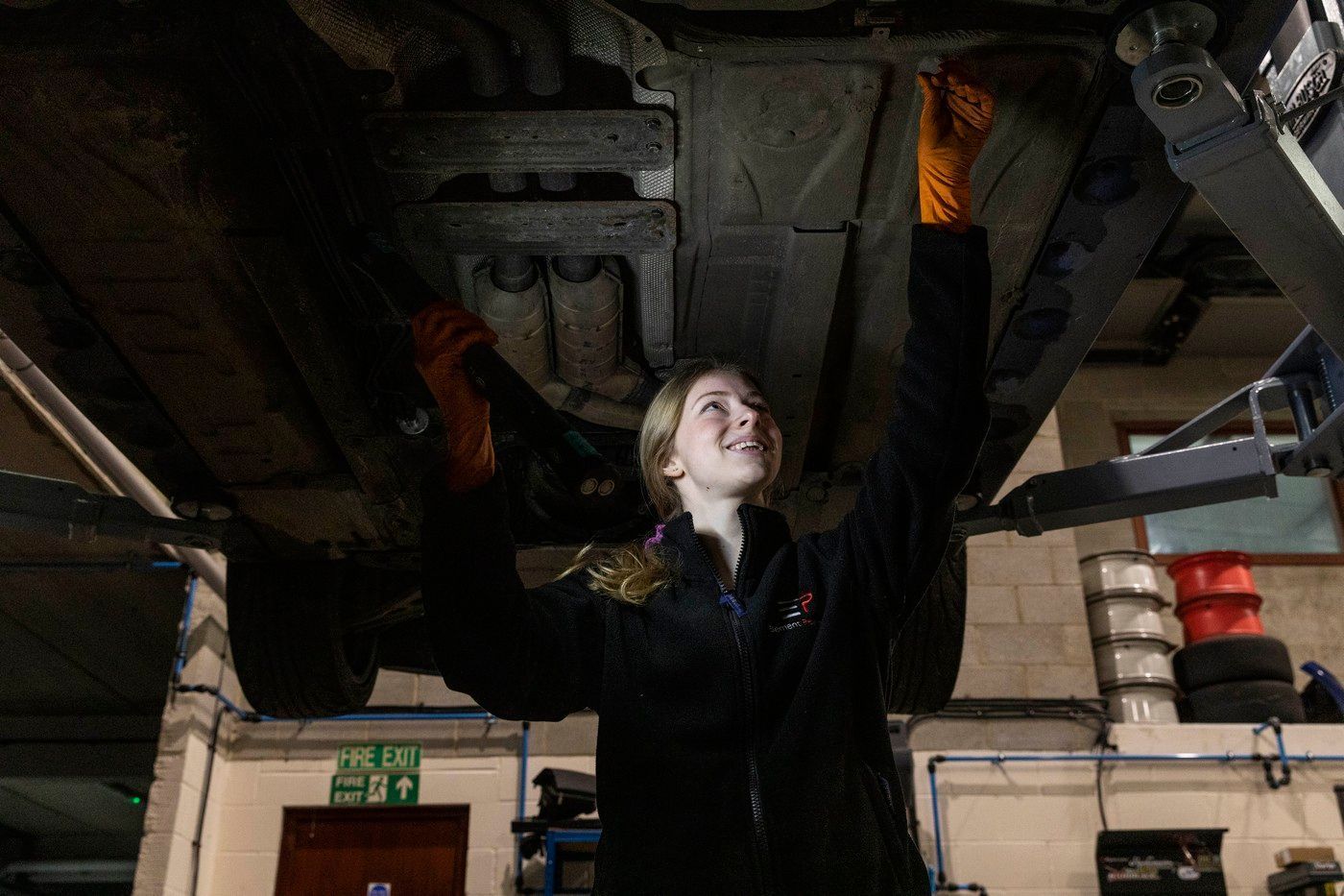 Mladá automechanička