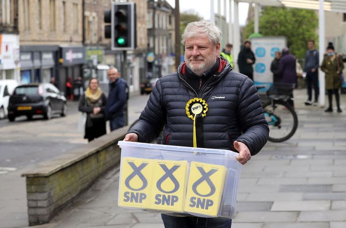 Kandidát Skotské národní strany v Edinburgu Angus Robertson během předvolební kampaně (6.5.2021).