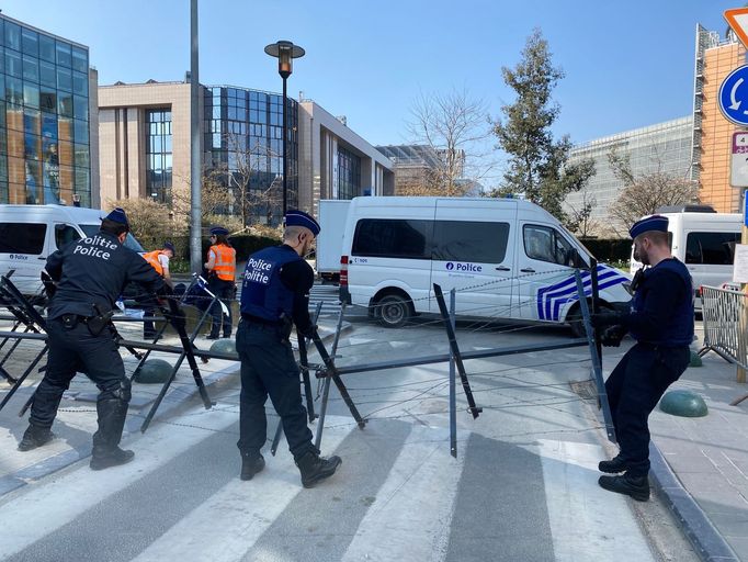 Betonové bloky a zátarasy u kruhového objezdu Schuman.