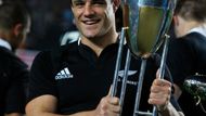 S trofejí pro vítěze pózoval i obránce Dan Carter, jenž byl jako skála a na vítězství měl velký podíl.