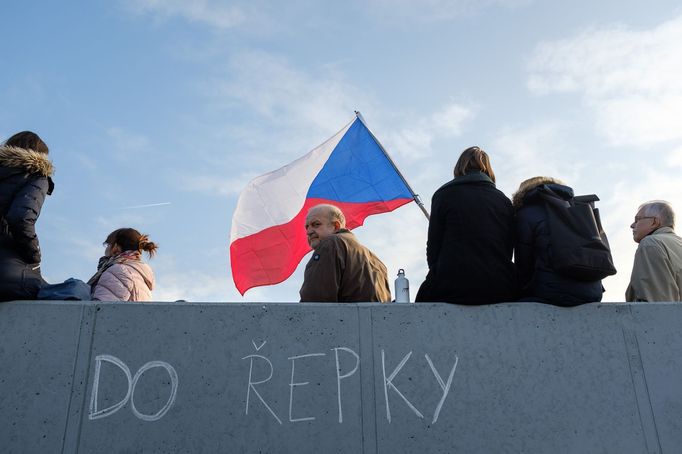 Lidé z Letné (demonstrace 16. listopadu 2019)