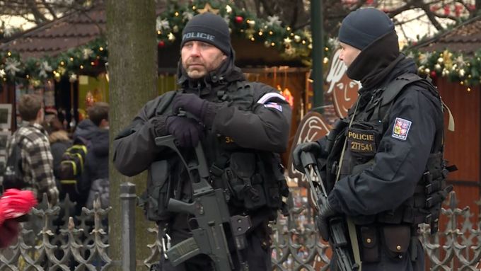 Zvýšená bezpečnostní opatření na vánočních trzích v Česku po útoku v Berlíně, kde neznámý pachatel vjel do lidí kamionem, jsou zřejmá.