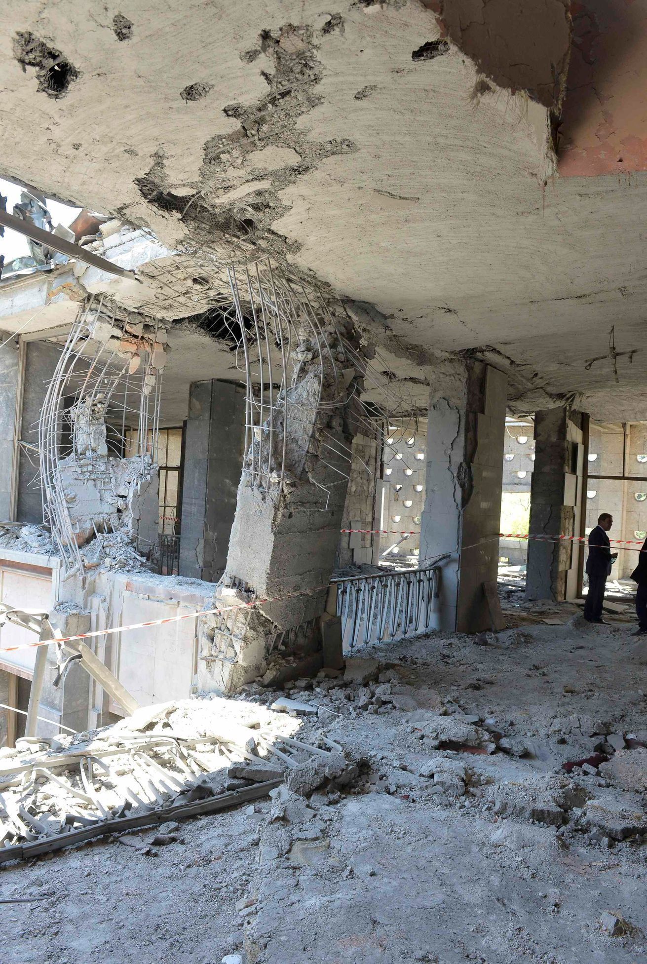 Poničená budova tureckého parlamentu po pokusu o státní převrat