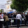 Cannes: Fronta odevzdaných majitelů modrých karetiček na projekci filmu Vicky Cristina Barcelona Woodyho Allena