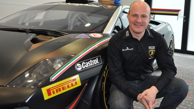Tomáš Enge a jeho černé Lamborghini Gallardo GT2 za bratru 320 000 eur.