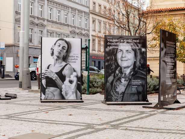 Putovní výstava Moje tělo je moje se od 24. října přesunula z pražského Smíchova na Vinohrady. JaCobra je na fotografii vlevo.