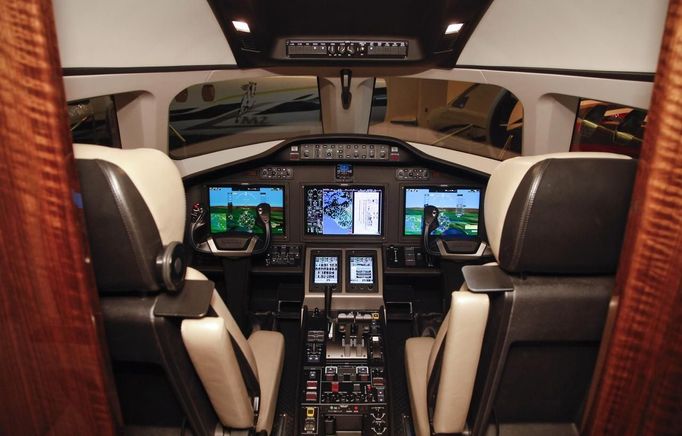 The cockpit of the Cessna Citation Longitude jet is seen during a tour of the Cessna business jet assembly line at their manufacturing plant in Wichita, Kansas August 14, 2012. One of Cessna Aircraft Company CEO and president Scott Ernes' first moves after joining in May 2011 was to carve Cessna up into five units, each of which run by an executive who was responsible for whether the unit reported a profit or loss. Picture taken August 14, 2012. REUTERS/Jeff Tuttle (UNITED STATES - Tags: TRANSPORT BUSINESS) Published: Srp. 22, 2012, 11:41 dop.