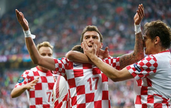 Mario Mandžukič se se spoluhráči raduje z gólu během utkání Chorvatska s Itálií ve skupině C na Euru 2012.