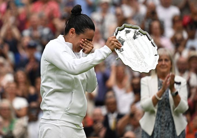 Plačící Uns Džábirová po finále Wimbledonu 2023