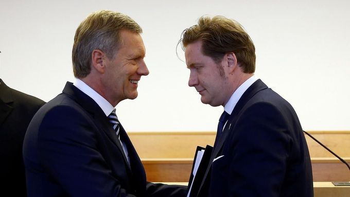 Bývalý německý prezident Christian Wulff (vlevo) a filmový investor David Groenewold ve čtvrtek před soudem v Hannoveru.