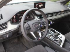 V interiéru jsou použity velmi kvalitní materiály a zpracování nijak nezaostává za proslavenou kvalitou Audi.